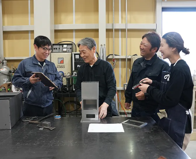 木目調のテーブルと椅子が並ぶカフェ風の休憩室