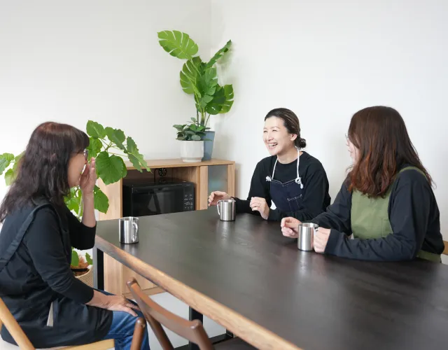 休憩室で談笑する三人の女性社員