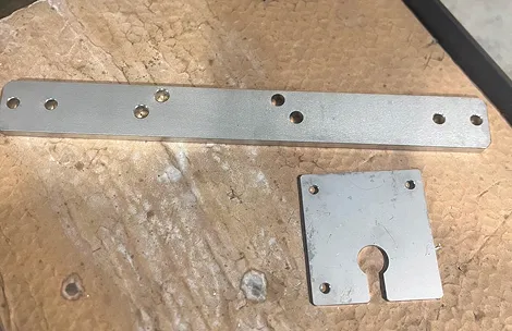 穴あけ加工された金属プレート