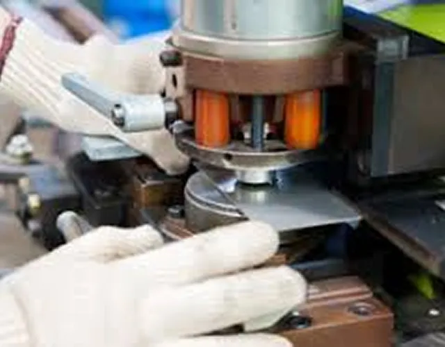 機械を使って金属を打ち抜く様子