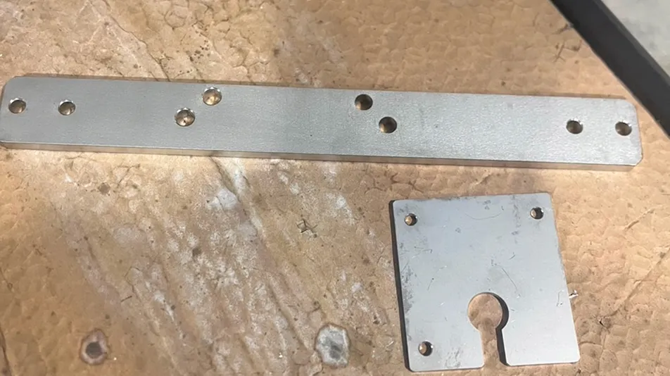 複数の穴が開いた金属製のプレートとカバー