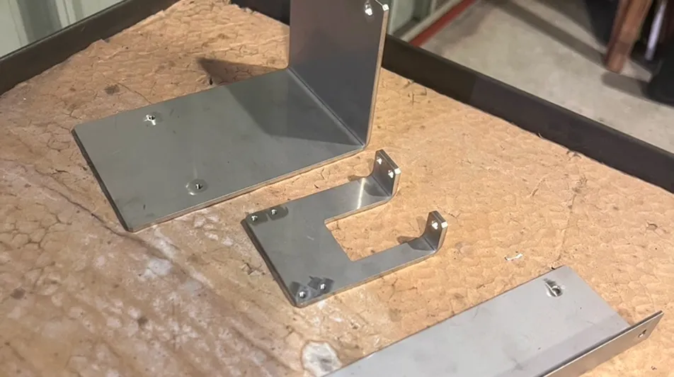 L字型やコの字型に曲げ加工された金属製のステーとブラケット