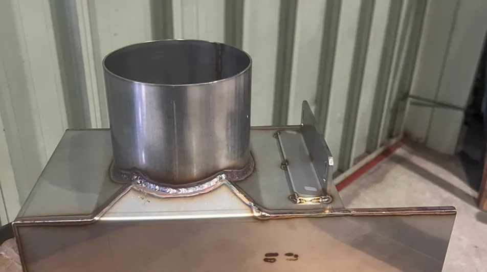 円筒と四角い箱が組み合わさり溶接された金属製のボックス