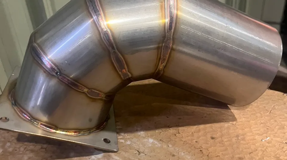 曲線状に精密に溶接された金属製のダクトパイプ