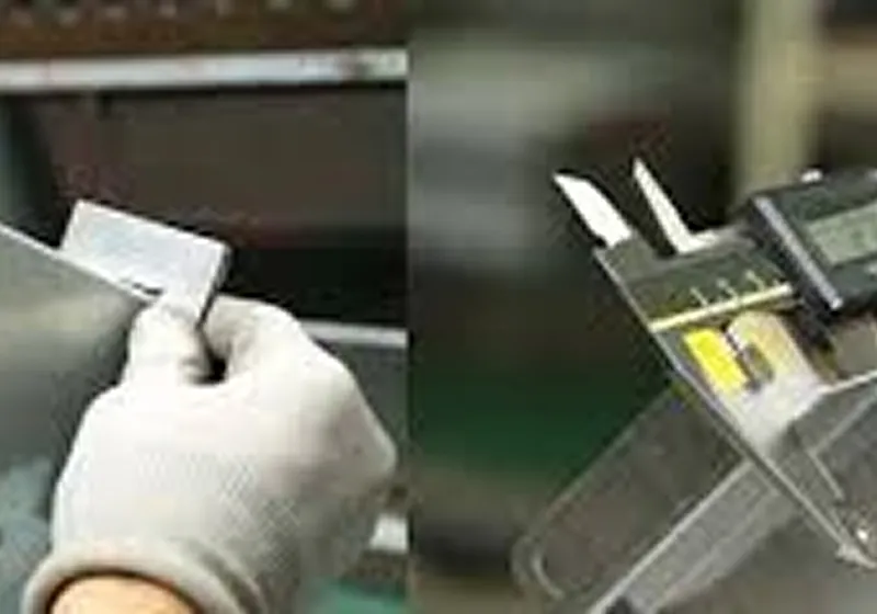 ノギスを用いて金属部品の寸法を精密に測定する様子