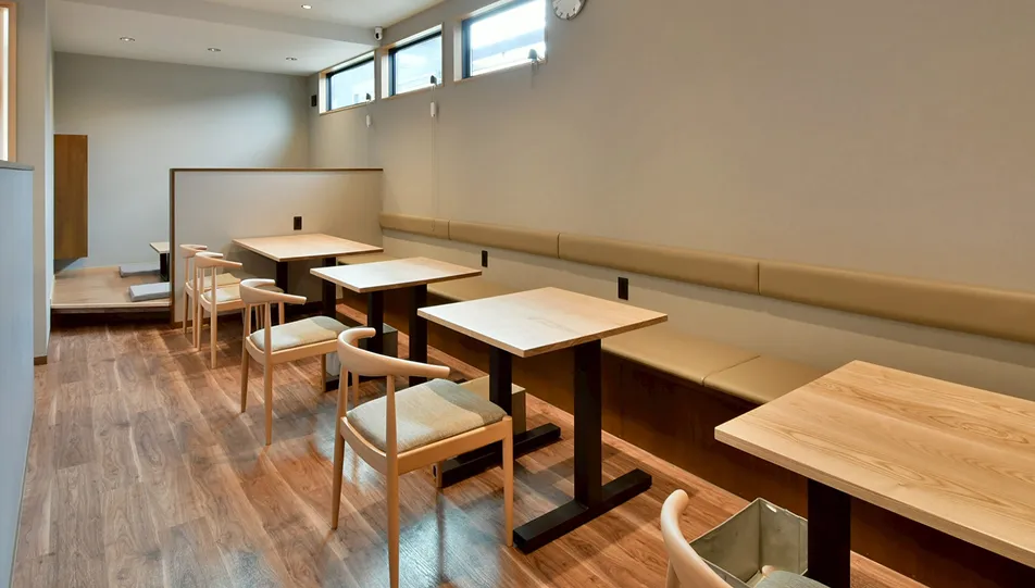 店舗の空間に合わせて製作したオリジナル家具のテーブル