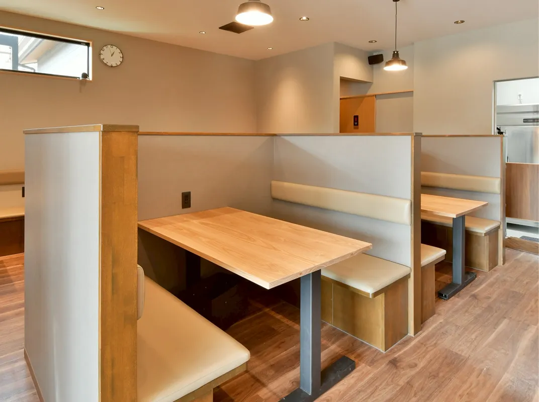 オリジナル家具が設置された店内の様子