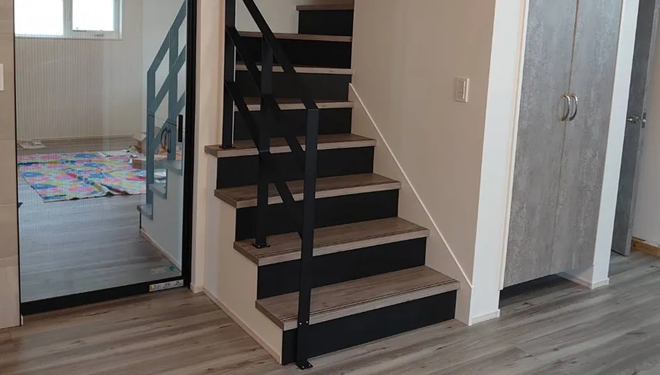 暮らしに溶け込むインテリアアイテムの階段手すり