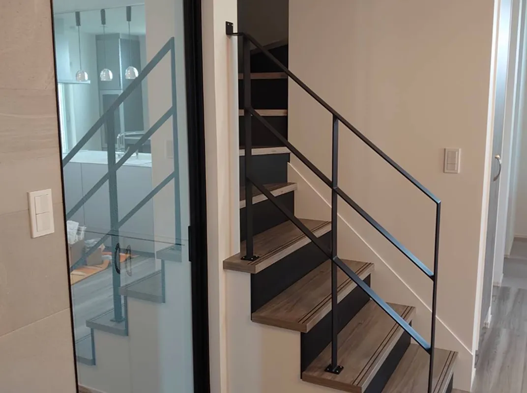 アイアン調の階段手すりがあるお洒落な内装