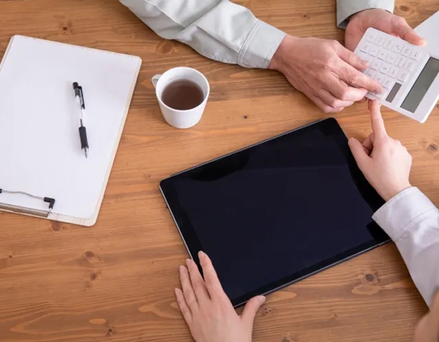 タブレットや書類を用いて提案・見積りを行う様子