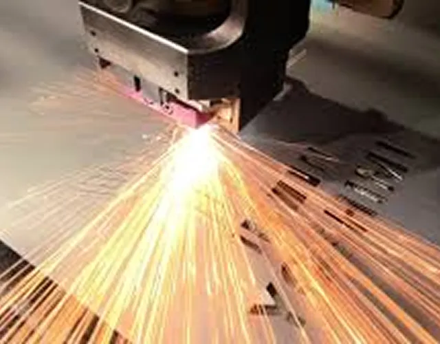 レーザー加工機で金属を一点一点丁寧に製作する様子