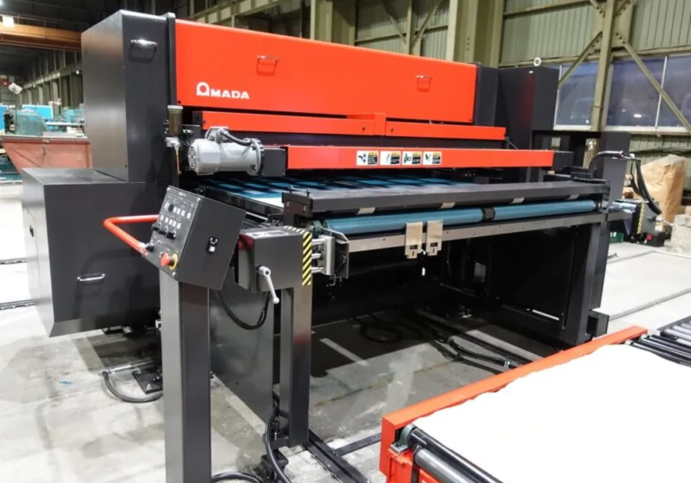 鉄板を直線状に切断する大型のシャーリング機械