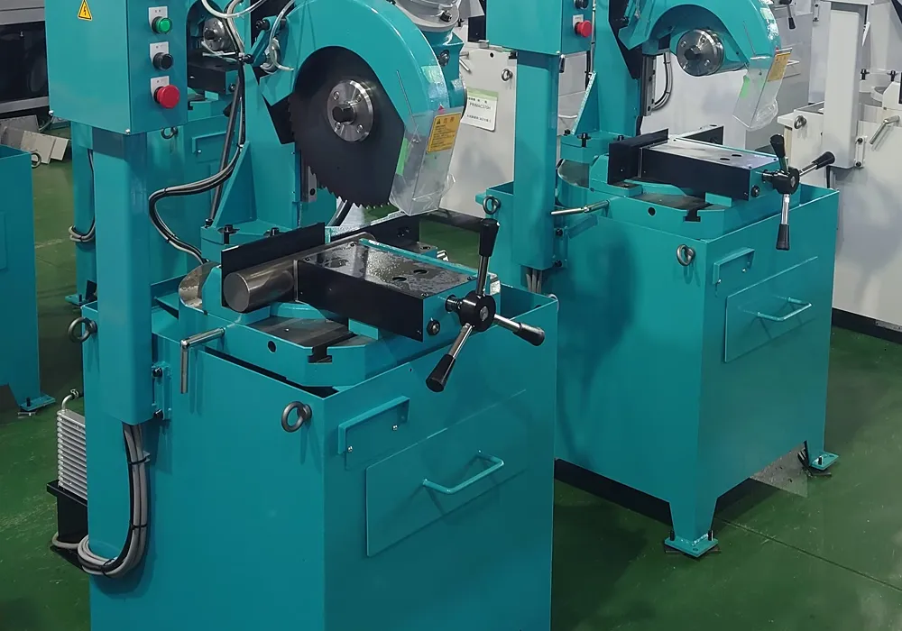 円盤状の刃で金属を切断するメタルソー機械