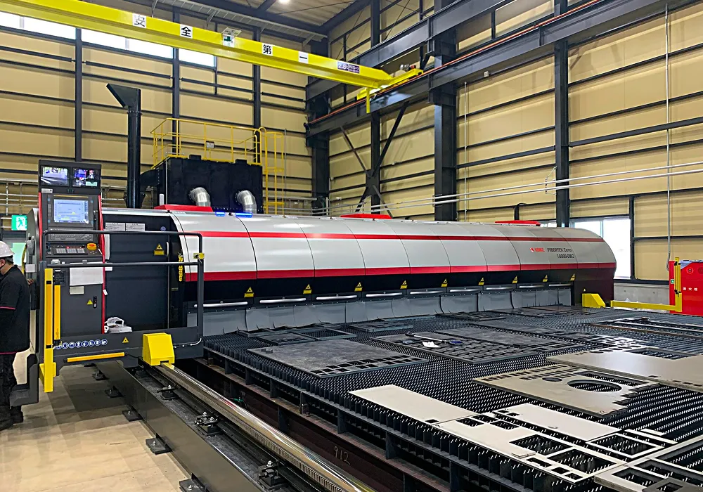 火炎を用いて厚い金属板を切り抜く巨大な酸素切断機