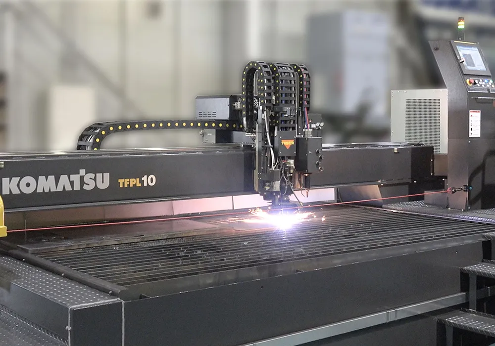 高温のプラズマを用いて金属をスピーディーに切断するプラズマ切断機