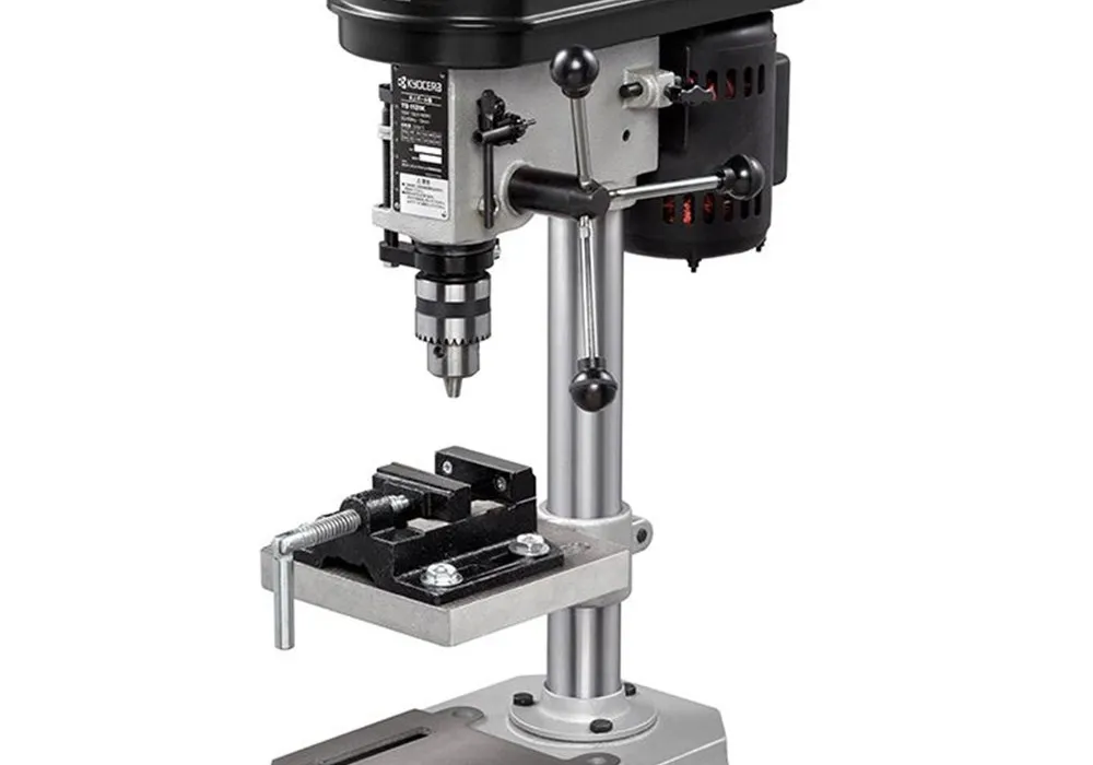 金属部品にドリルで正確な穴を開けるボール盤機械