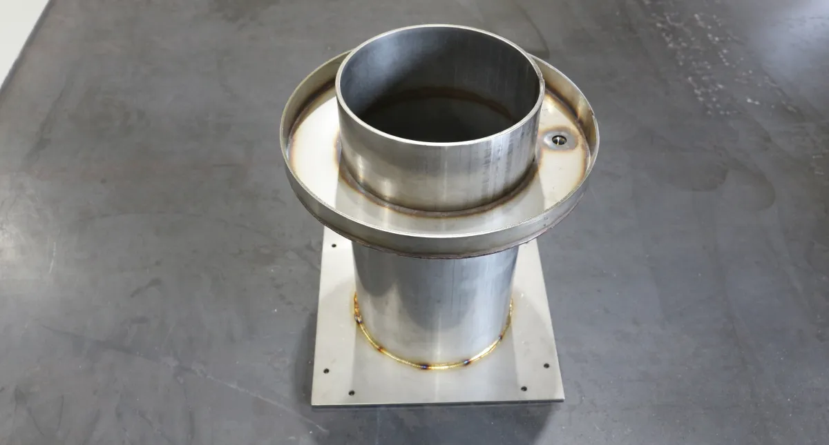 溶接された板金製品のパイプ