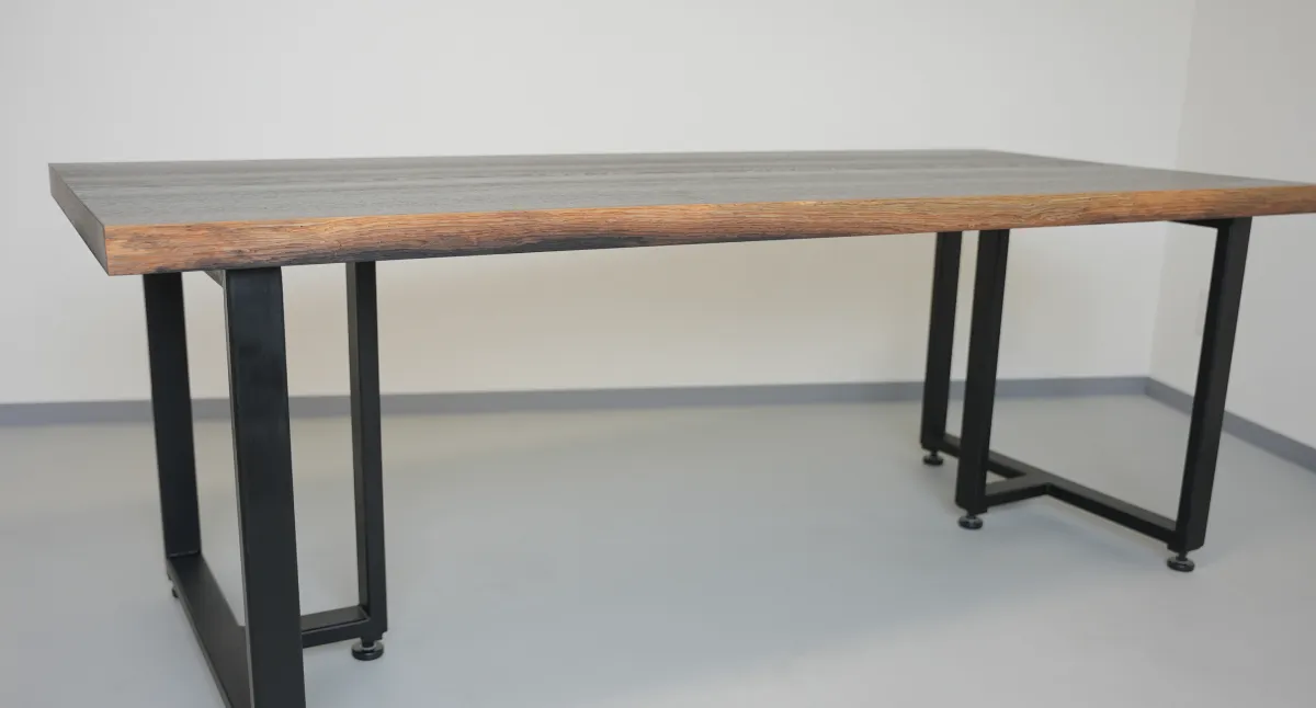 木材と金属を組み合わせたインテリア家具