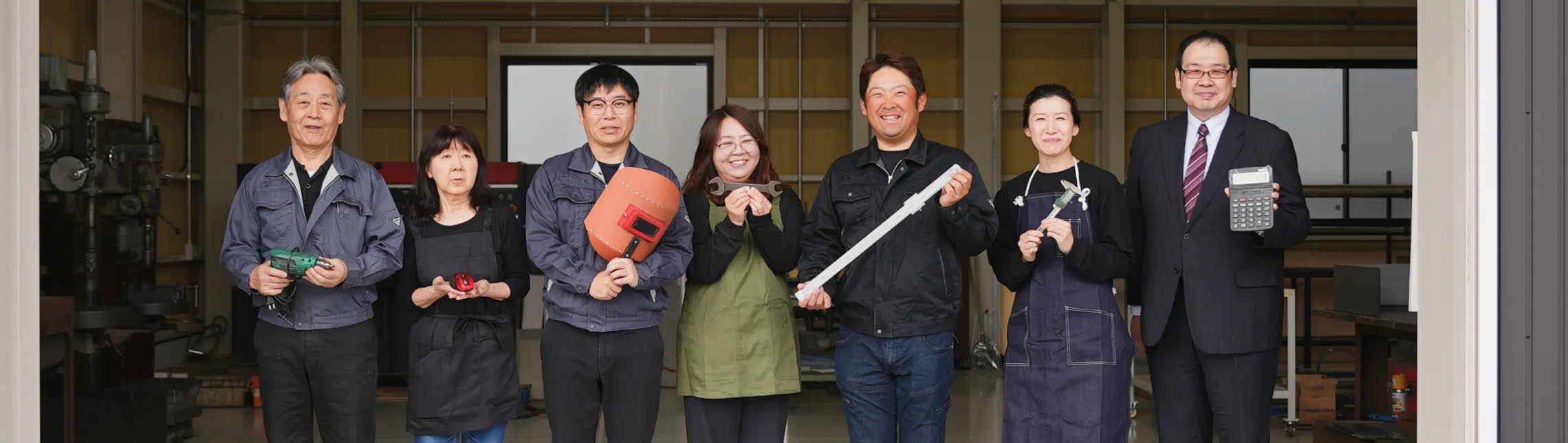 ガッツポーズをする社員たちの集合写真